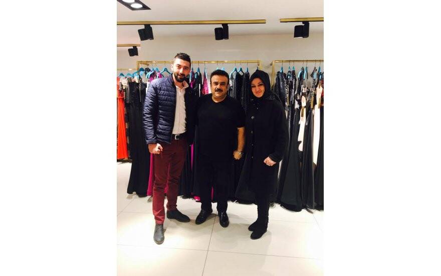 Tuğba Akdeniz ve Ali Yanmaz, sanatçı Bülent Serttaş ile