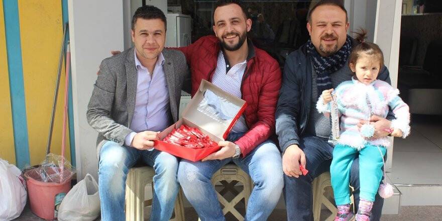 ÜÇ DOST İSMİN FARKLI HEYECANI