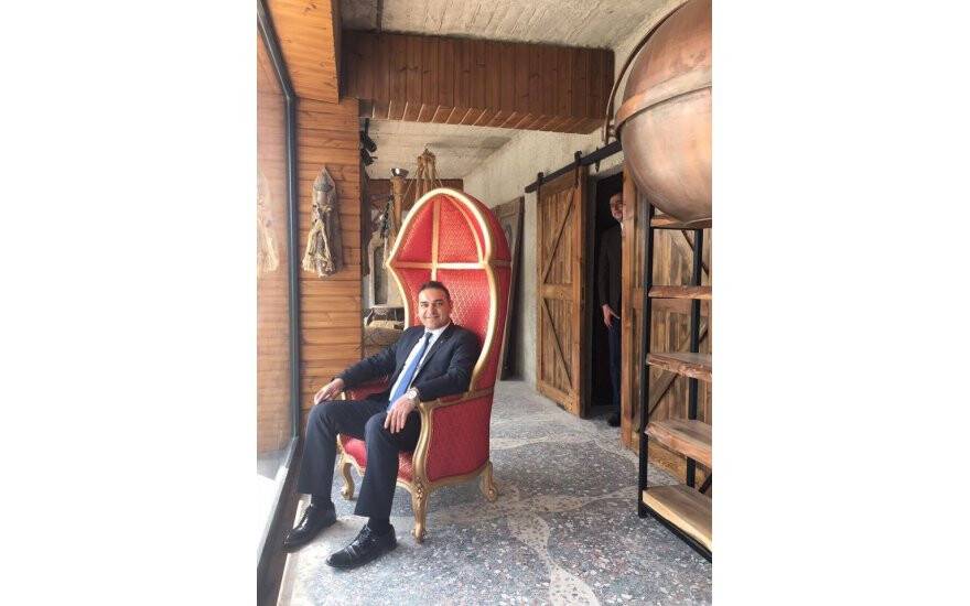 Yavuz Sakman kırmızı koltukta