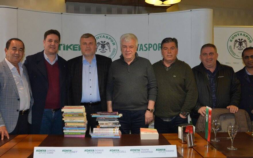 Taraftarlar stada kitapla geldi