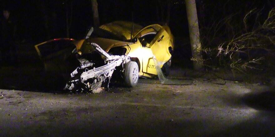 Ticari taksi direğe çarptı: 2’si ağır 4 yaralı