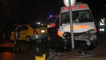 Ambulansla taksi çarpıştı