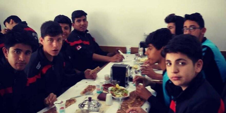 Genç sporcular Dostlar Etliekmek’te