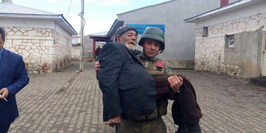 Mehmetçik Yaşlı Vatandaşı Sandığa Kucağında Götürdü