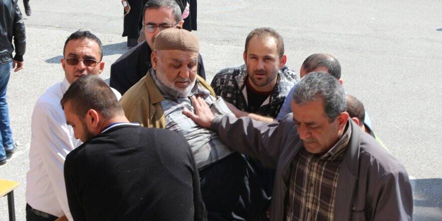 Konya'da sıra üstünde sandık başına götürüldü