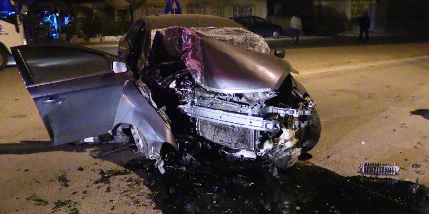 Konya'da otomobil elektrik direğine çarptı: 1 ölü, 1 yaralı