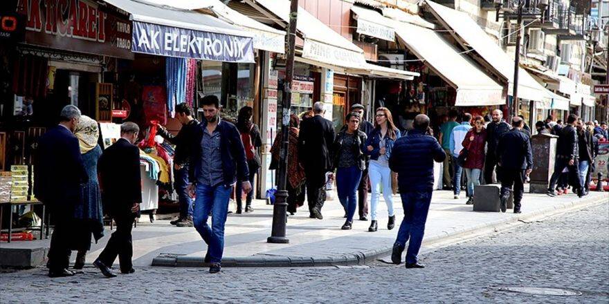 Başbakan'ın Talimatıyla Gelen Kredi Sur Esnafına Can Suyu Oldu