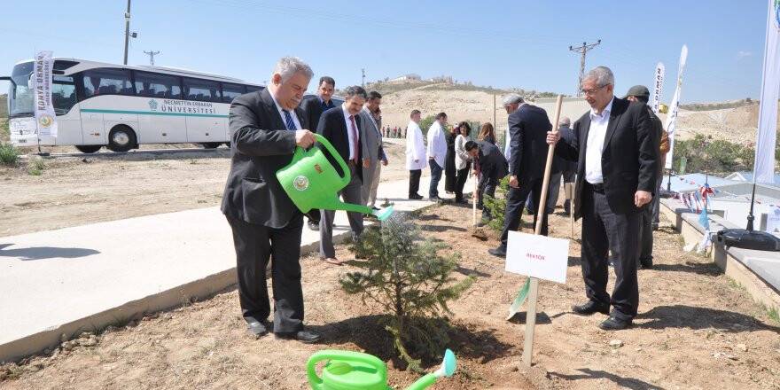 NEÜ’de yüzlerce fidan toprakla buluştu
