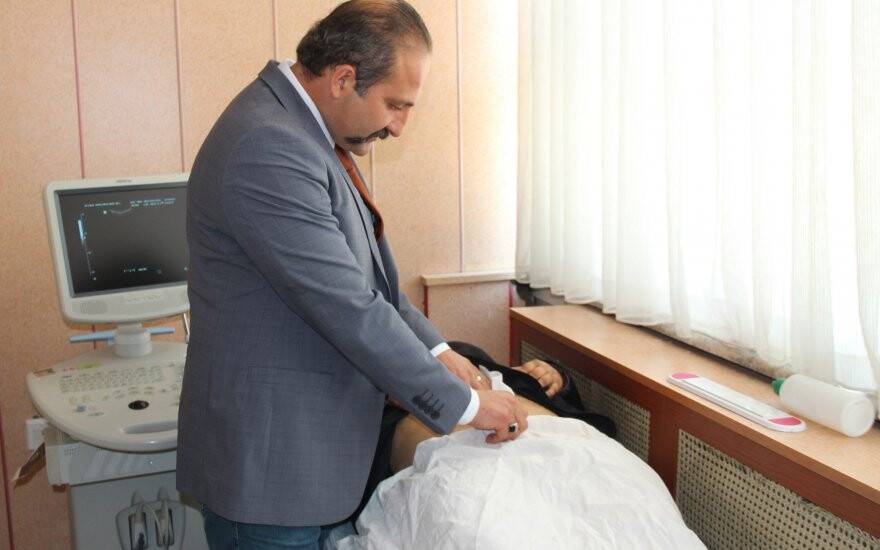 Doğumda kalın bağırsağı yırtılan kadın yıllar sonra sağlığına kavuştu