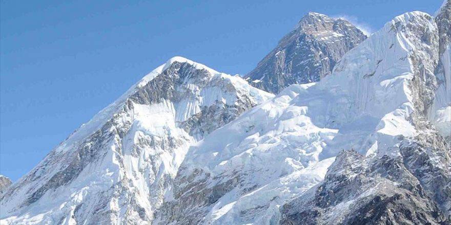 Everest Rekor Sayıda Dağcı Bekliyor