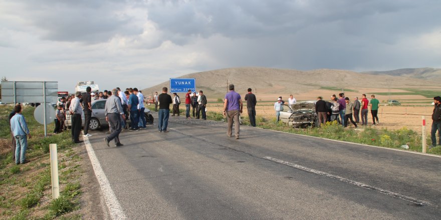 Konya'da İki Otomobil Çarpıştı: 10 Yaralı