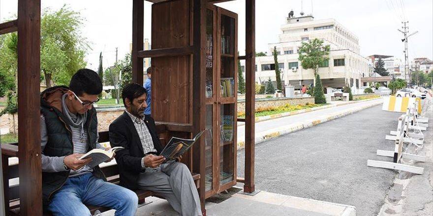 Batman'da Duraklar 'Sokak Kütüphanesi' Oldu