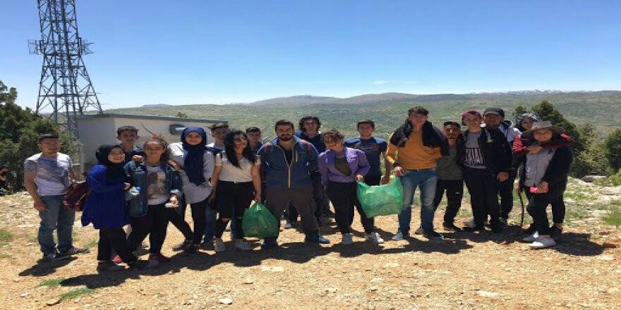 Bozkır MYO öğrencileri Sivri'de çevre temizliği yaptı.