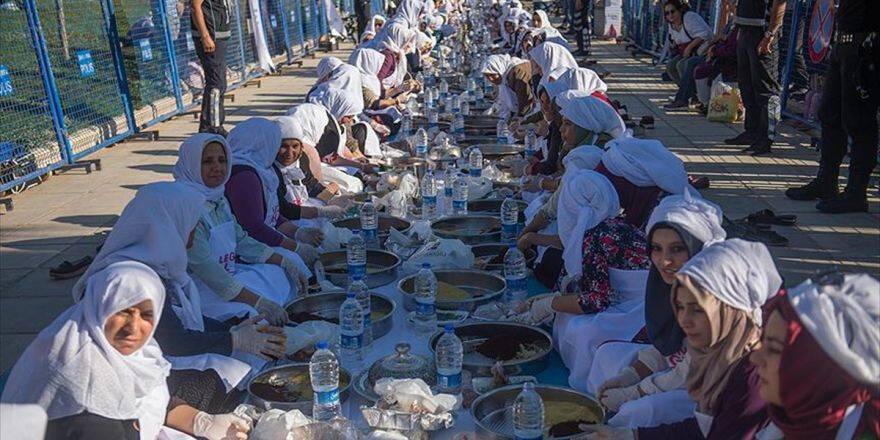 400 Kadınla Çiğ Köfte Yoğurma Rekoru