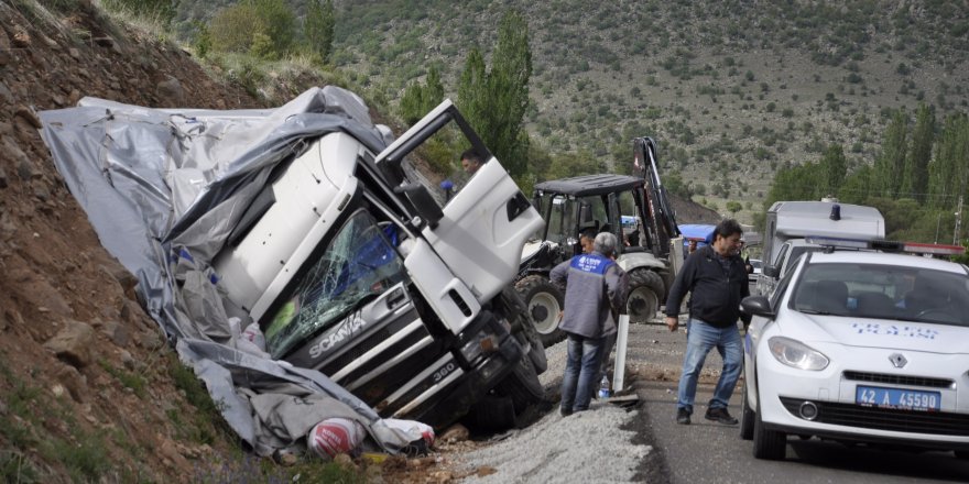 Konya'da kamyon iş makinesine çarptı