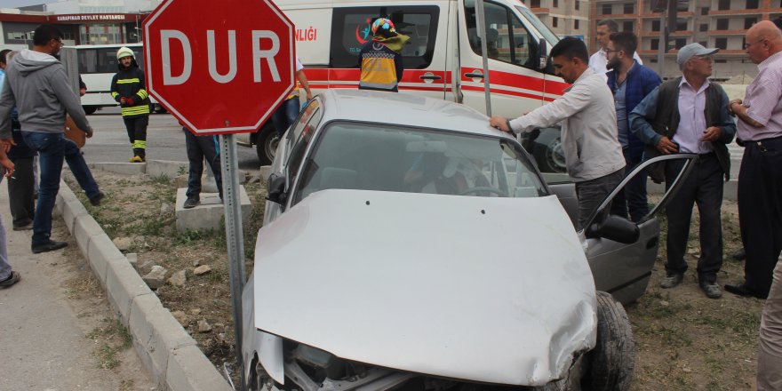 Konya'da Otomobil İle Minibüs Çarpıştı