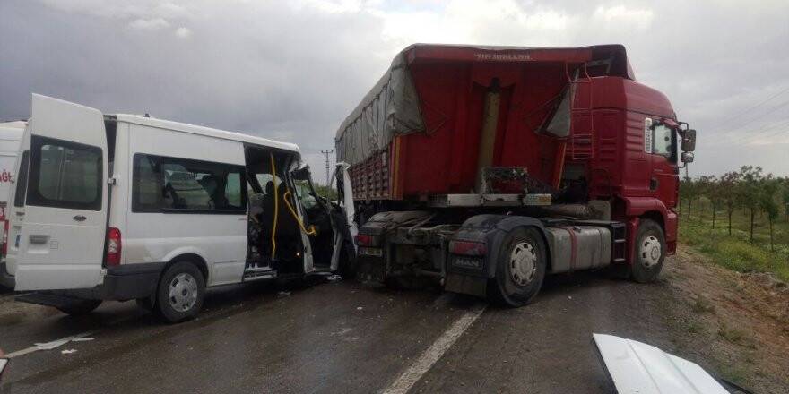 Konya'da Minibüs Tırla Çarpıştı: 11 Yaralı