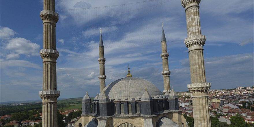 Selimiye'nin Minareleri Mahyayla Süslendi