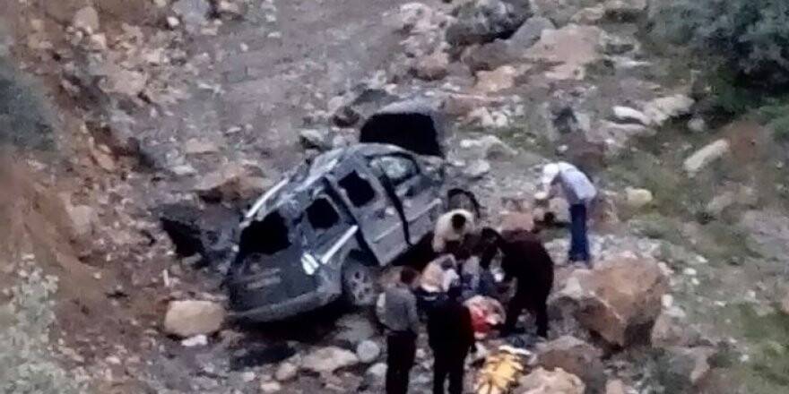 Konya’da otomobil uçuruma yuvarlandı