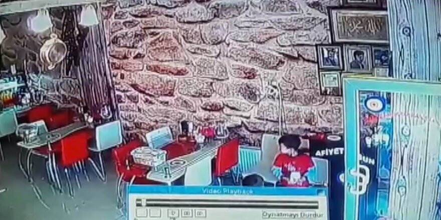 Lokantadan para çalan çocuklar kamerada