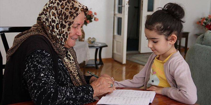 Kocasının Kendisine Yazdığı Şiir İçin Okuma Yazma Öğrendi