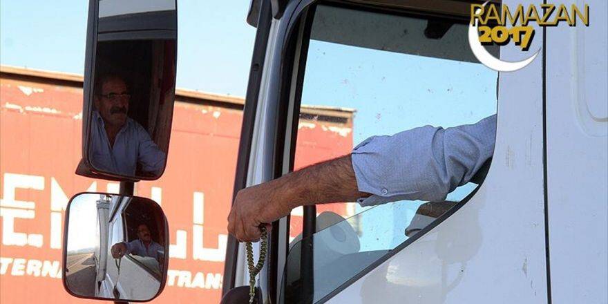 Ailelerinden Kilometrelerce Uzakta İftar Açıyorlar