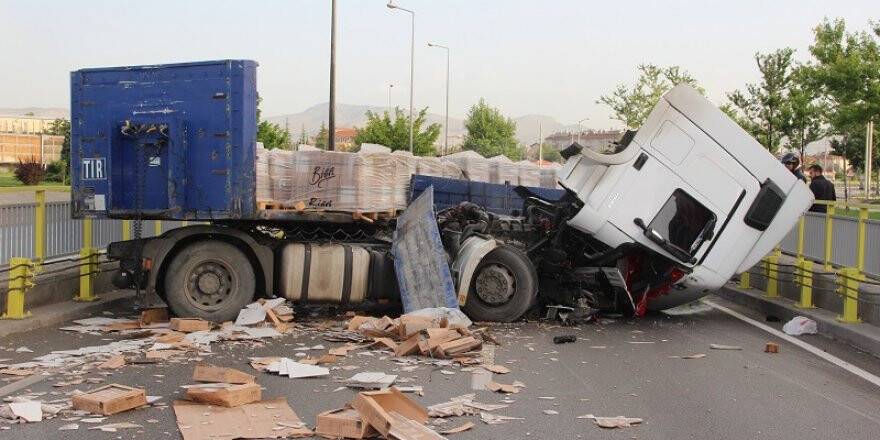 Konya'da tır alt geçit duvarına çarptı
