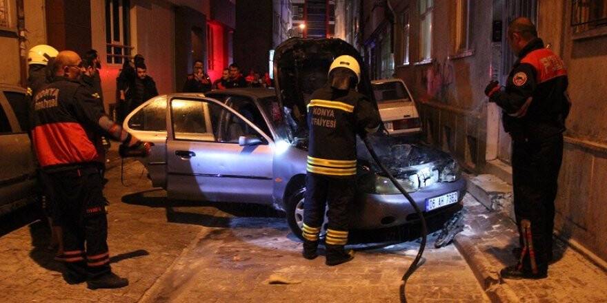 Konya'da park halindeki otomobil yandı