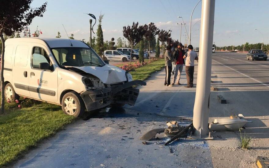 Önce köpeğe ardından aydınlatma direğine çarptı
