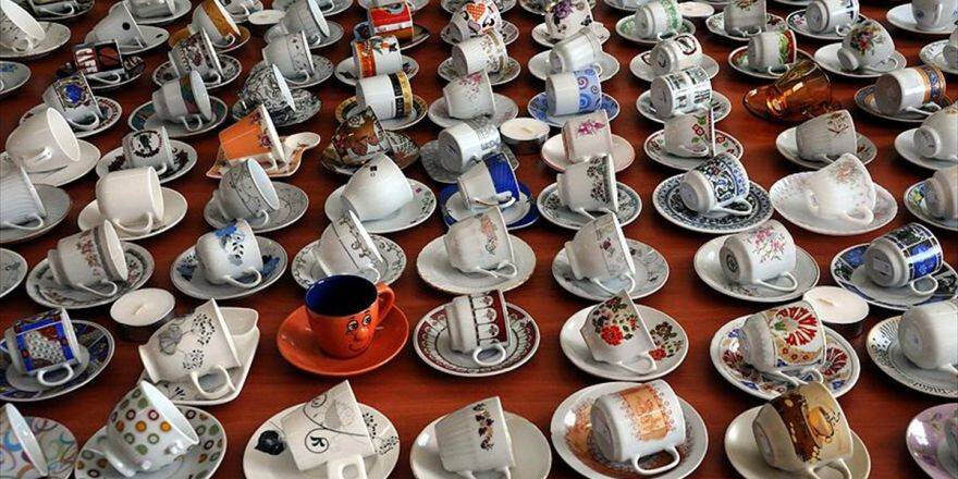 Görsel Sanatlar Öğretmenin İlginç Fincan Koleksiyonu