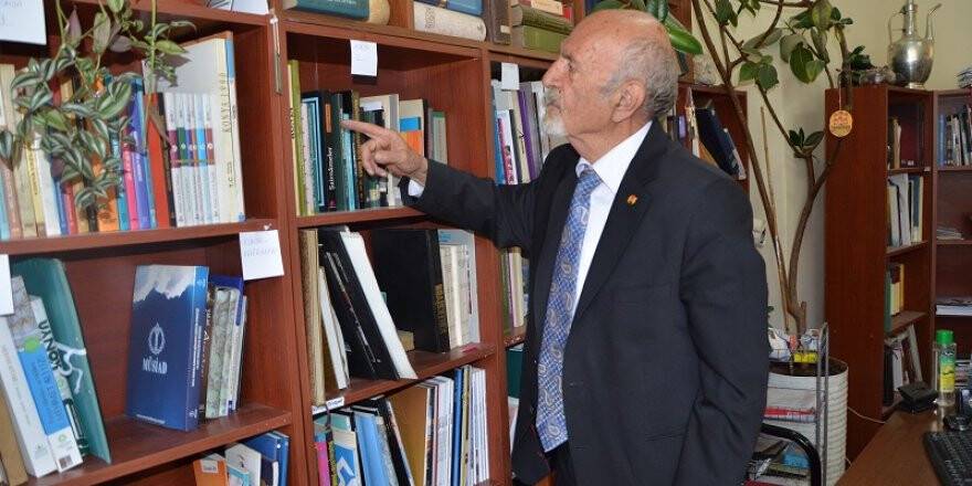 -Mış gibi yaşıyoruz