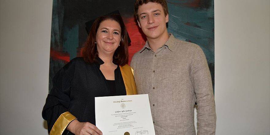 Anne Oğul Üniversiteden Aynı Yıl Mezun Oldu