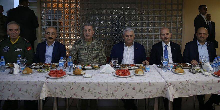 Başbakan Yıldırım, Lice'deki Askerlerle Sahur Yaptı