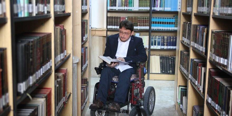 Engelli genç okuma azmiyle örnek oluyor