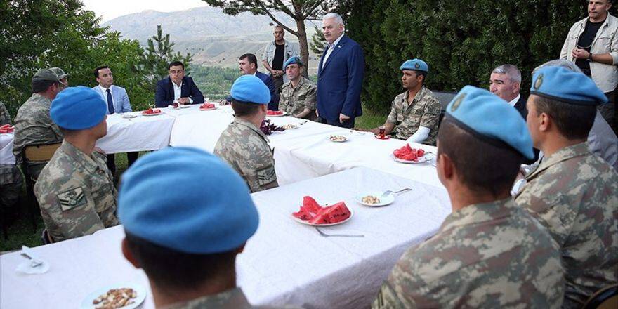Başbakan Yıldırım'dan Komando Timine Ziyaret