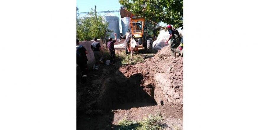 Çukura düşen ineği itfaiye kurtardı