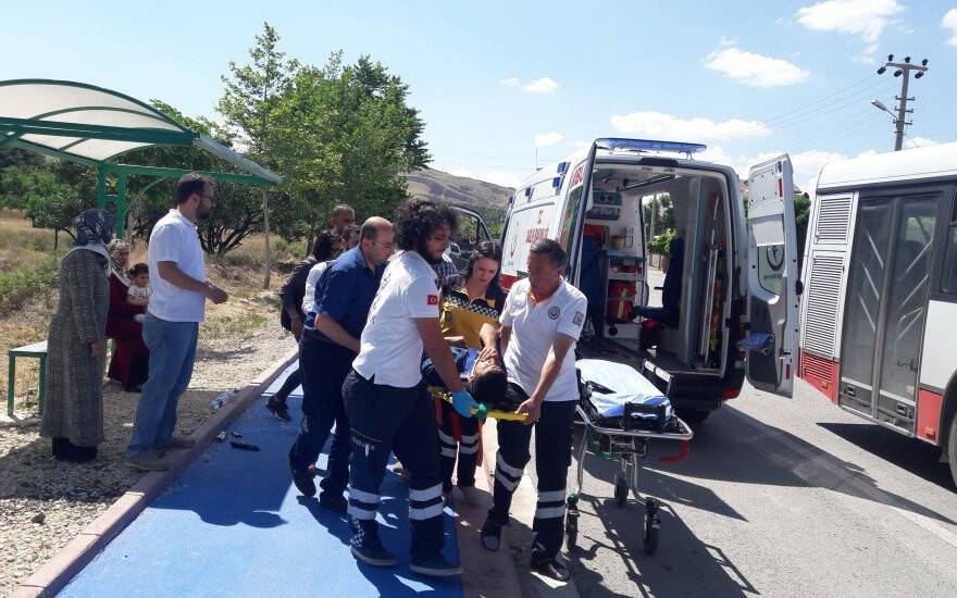 Otomobilin çarptığı genç hastanelik oldu