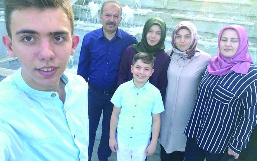 MEHMET UYGUN AİLESİYLE  ALAADDİN TEPESİNDE