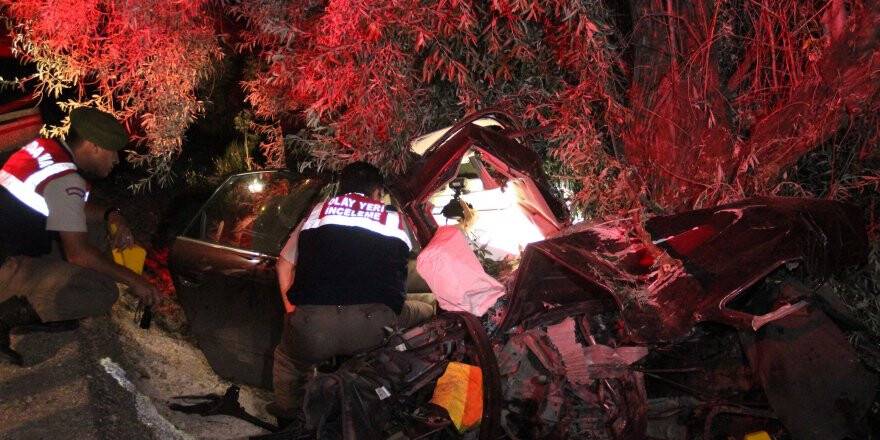 Yoldan Çıkan Otomobil Ağaçlara Çarptı: 1 Ölü, 1 Yaralı