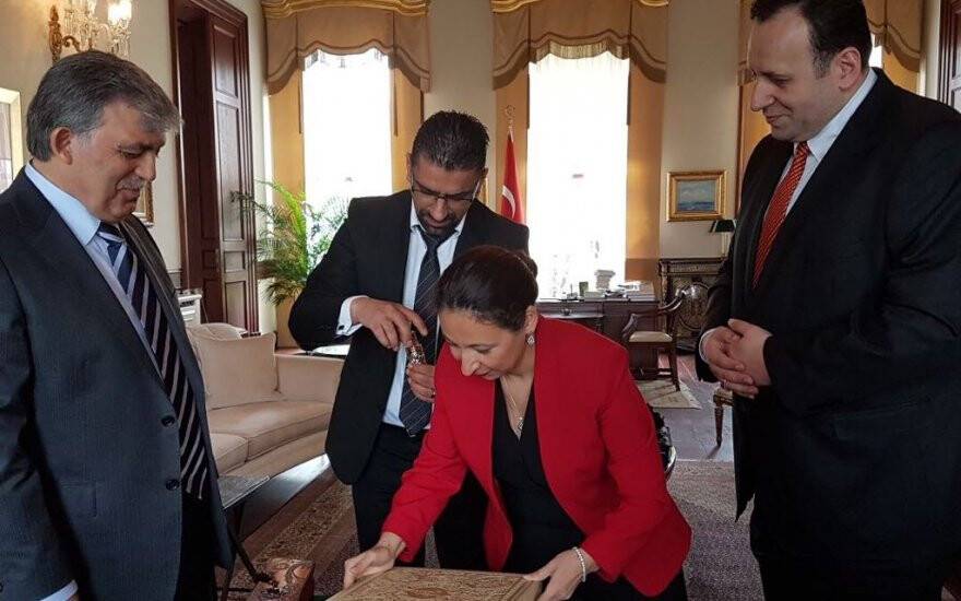 Cumhurbaşkanı Gül ve Latif Cem Baran Hırka-i Saadet ve kutsal emanetler tevdiindeler