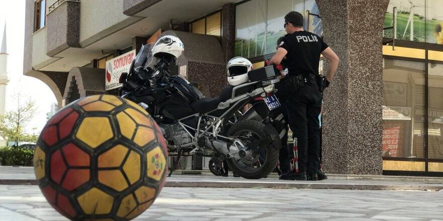 Tokatladığı çocukların babası tarafından silahla vuruldu 