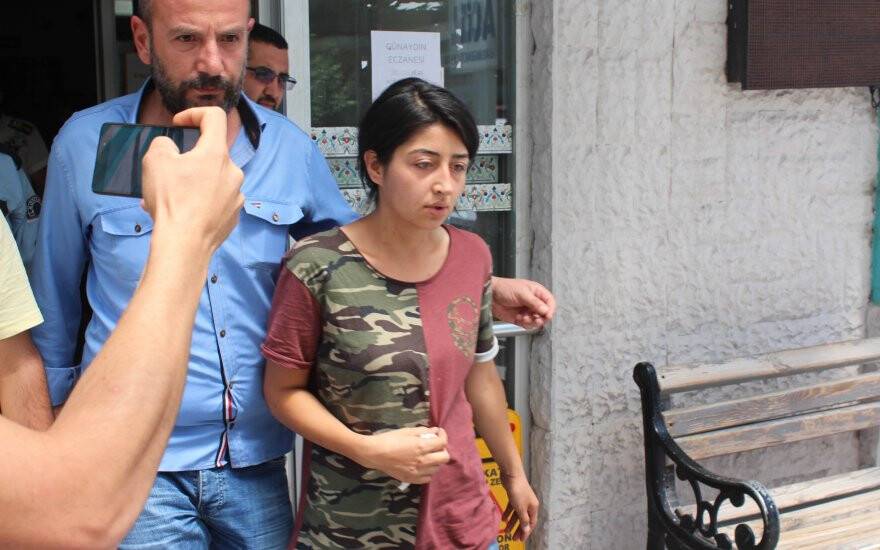 Eşini kalbinden bıçaklayan kadın adliyeye sevk edildi