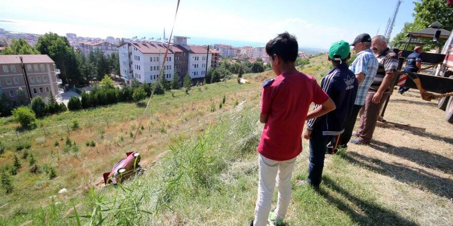 Konya'da otomobil 25 metrelik uçuruma yuvarlandı