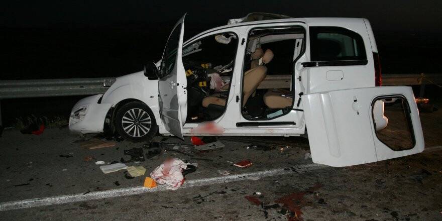 Hafif Ticari Araç Kamyona Çarptı: 3 Ölü