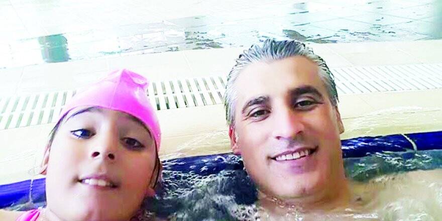 Recep özgül ve kızının havuz keyfi