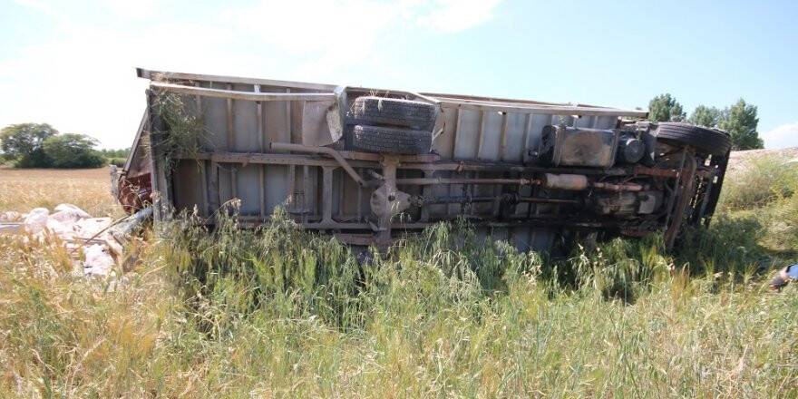 Konya'da Kamyonet Şarampole Devrildi: 1 Ölü, 4 Yaralı