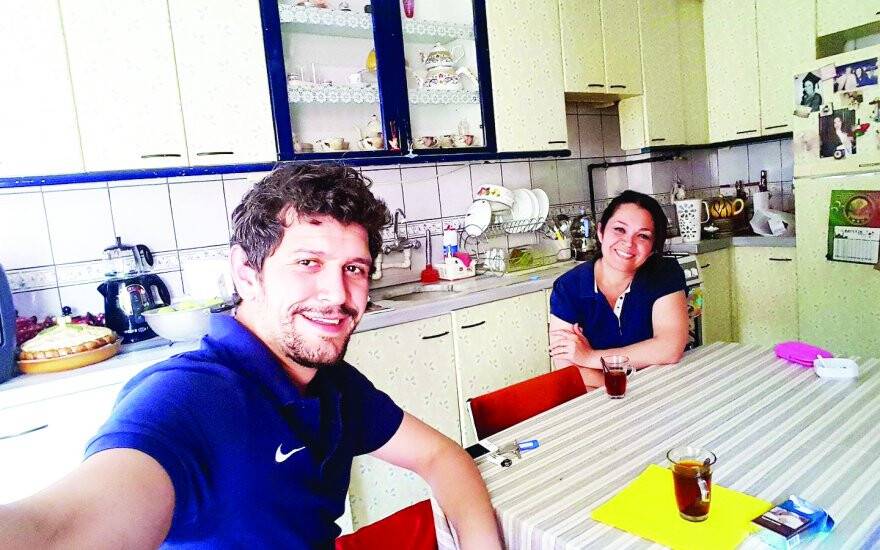 Ana oğul Madenci'lerin kahvaltı özçekimi