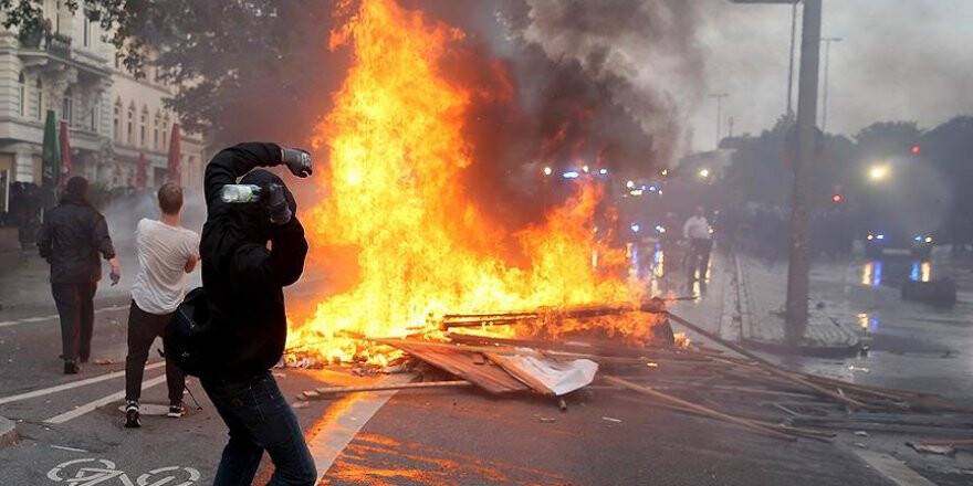 Hamburg'ta 411 gözaltı