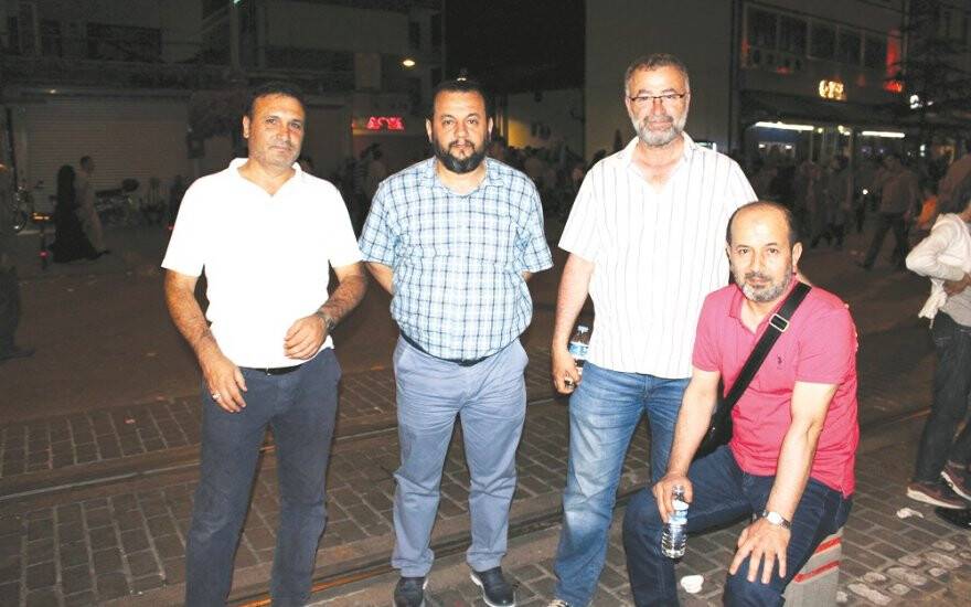 Rektör Akgül ve dostları Mevlana'da nöbetteler