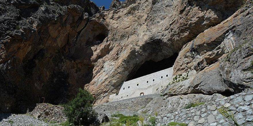 'Kayaya Oyma Manastır' Turistleri Bekliyor